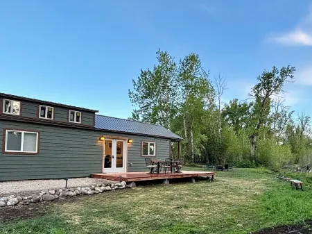 Cabin on acreage minutes from downtown Red Lodge! Отели в г. Карбон