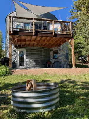 Grain Bin House in the Heart of Philipsburg Hotel a 