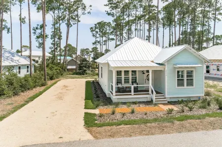 Peaceful Coastal Retreat! Pool and Beach, Book Now and Bring Your Boat!