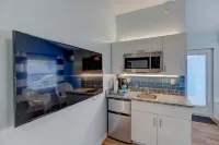 POOL VIEW  V5 Luxury King Bedroom  Siesta Key  Walk to beach DAILY  SPECIALS