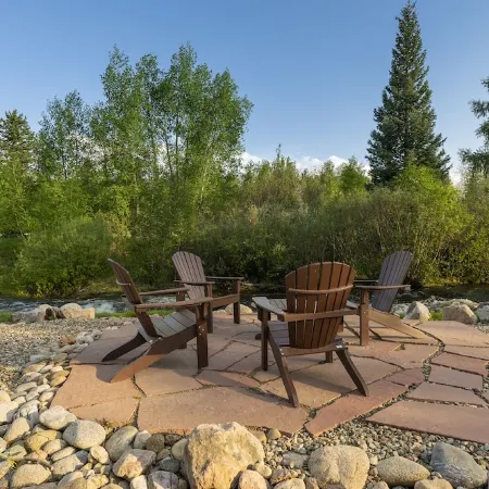 Creekside Luxury Retreat • 8Br • Walk to Shops, Dining & Shuttle • Sleeps 22