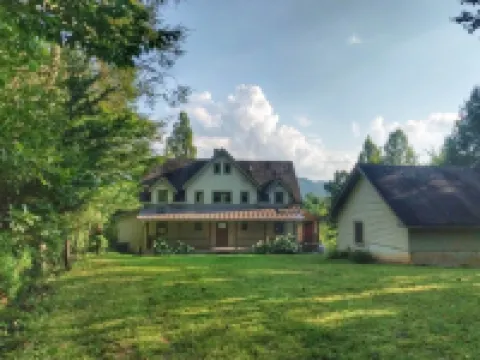 Hiking, incredible mountain views, hot tub, and a chef's kitchen!