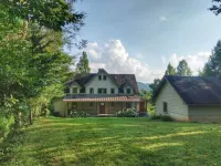 Hiking, incredible mountain views, hot tub, and a chef's kitchen!