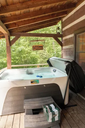 Retro Cabin in Hocking Hills, Ohio w/ Jukebox, Hot Tub & Pond. Dog-friendly!