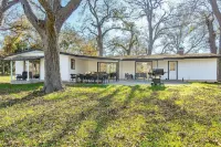 Family Fun on Guadalupe River w/ kayaks, grill and dock! Minutes from Downtown