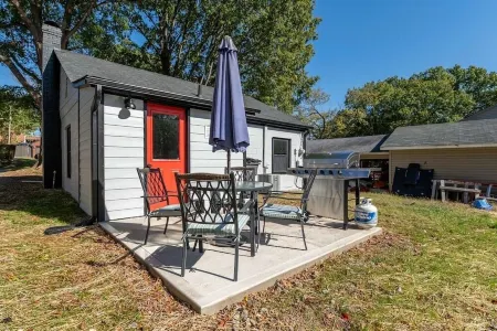 Cozy & Comfy Remodeled Home Отели в г. Айрделл