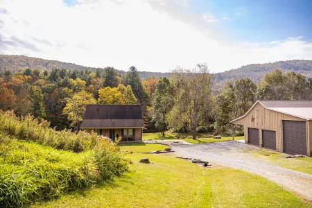 3 BR Black Bear Lodge on Pine Creek w/ Hot Tub