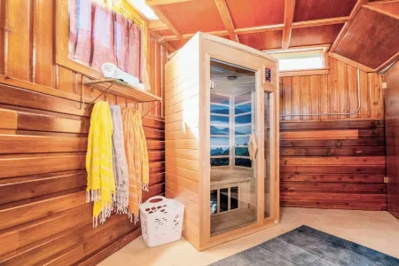 Charming Cottage Retreat - with Hot Tub, Sauna & 5 min walk to town!