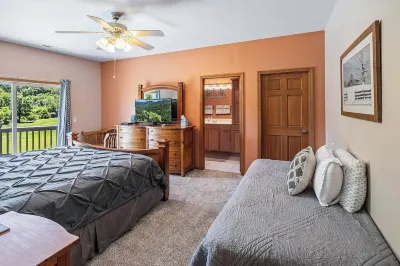 Luxury Condo w/ Resort Golf Course View, Washer & Dryer, Amenities, Easy Access! Hotels near Mingus Mill