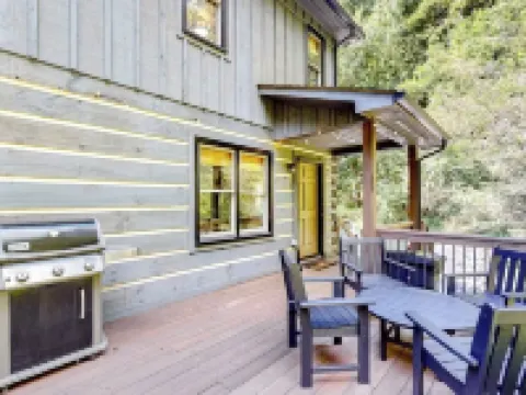 Cozy Cabin-WiFi, Game Room, Mountain Views, Hot Tub Fully Stocked, Pet Friendly! Hotels in Watauga