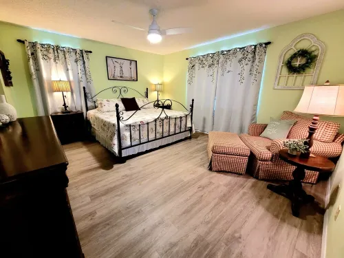 Serendipity Lakehouse with dock, canoes and kayaks  plus we are pet friendly!