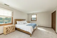 Cozy 5-bedroom with lake views and spacious deck