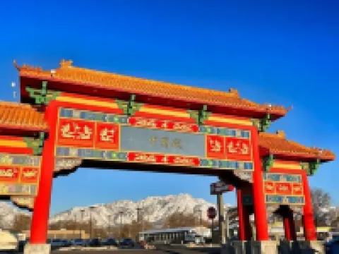 Backyard Mountain View Oasis ~ Sleeps 10 - Chinatown, Downtown