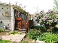 Modern Two Bedroom House Six Blocks from Main Street Sheridan King & Queen Beds