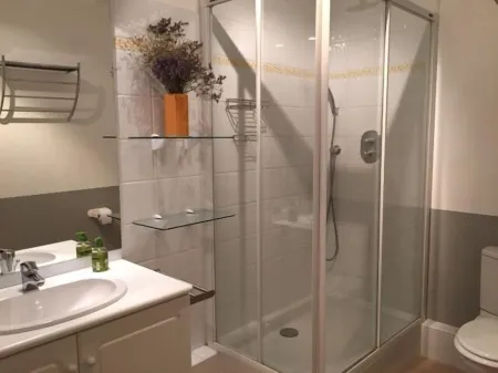 Two Bedroom Apartment with Air Conditioning, Parking and Elevator in Lourmarin