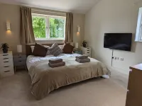 Unique, Spacious, Self-Built Eco House with Huge Garden and Movie Room Hotels in Andover