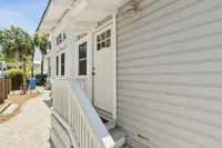 Stanton Apartment D - Historic Retreat 1 Block to Beach