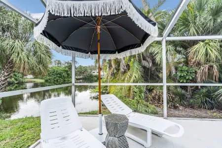 Family friendly Siesta Key home with heated pool. 5 minutes drive to beach. Отели в г. Сиеста-Ки