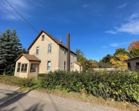 Completely remodeled lower unit in historic 1880's house. Hotels in Ishpeming