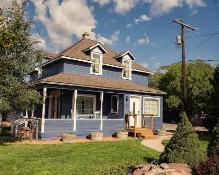Newly renovated historical house. Walking distance to all of downtown! Hotels in Salmon