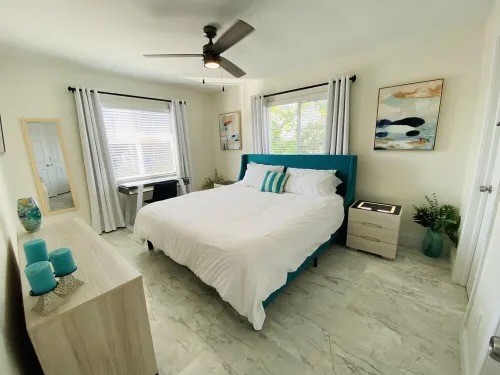 Modern Luxurious Condo, King Bed Suite, Waterfront + Pool, Near Downtown
