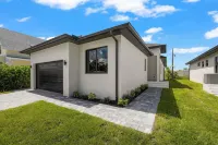 Colorful brand new 4B/4B retreat near the beach and pickleball courts.