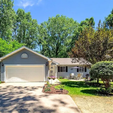Fully renovated private & cozy 3 bdr cottage with hot tub close to Warren Dunes