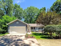 Fully renovated private & cozy 3 bdr cottage with hot tub close to Warren Dunes
