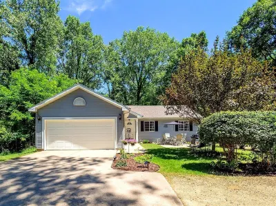 Fully renovated private & cozy 3 bdr cottage with hot tub close to Warren Dunes