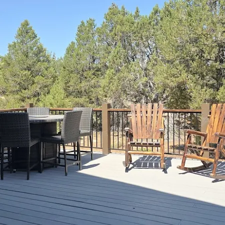 Newly Remodeled Cabin. Secluded. Hot Tub. 7 Miles to Zion National Park