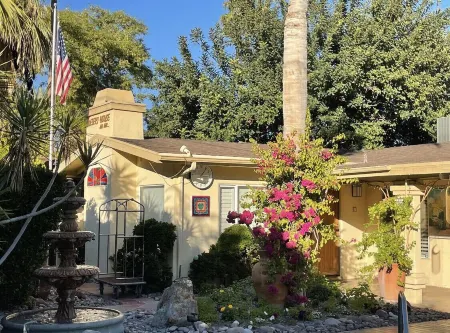 🌸Room 2️⃣ in Downtown Palm Springs in a charming 1939 seven room’ boutique hotel Отели рядом с достопримечательностью «Honeymoon Hideaway»