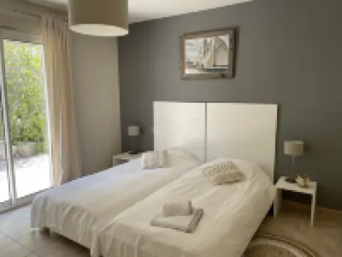 VILLA DE CHARME, GOLFE St TROPEZ, AU CALME, BELLE VUE DEGAGEE, PISCINE CHAUFFEE 普朗－德拉圖爾酒店