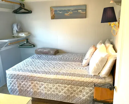 Month of MAY on the Beach on Cape Cod Bay Peaceful w/ Lots of Sunshine