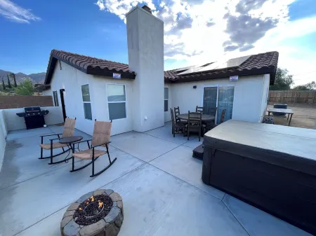 Charming 3-bedroom house with Hot tub, AC and WiFi in awesome Joshua Tree!