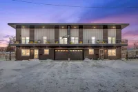 Lambeau Legends I - Brand new 4 bedroom, 2.5 bath 0.3 miles to Lambeau Field! Hotels in 