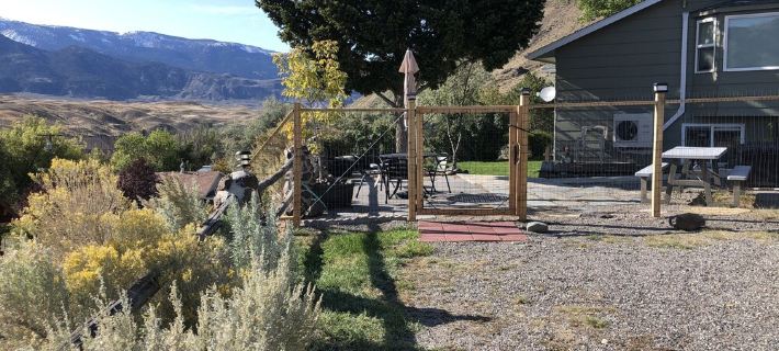YEAR ROUND, a Cozy Studio for 2, Overlooking the Historic Yellowstone Arch Hotels in Gardiner
