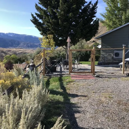 YEAR ROUND, a Cozy Studio for 2, Overlooking the Historic Yellowstone Arch