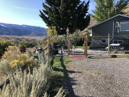 YEAR ROUND, a Cozy Studio for 2, Overlooking the Historic Yellowstone Arch