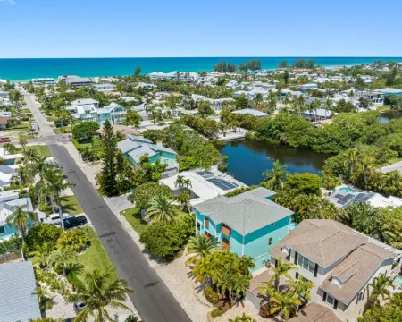 Big Luxury 6 bdrm, Pool, Spa, Bikes, Kayak, Reviews, Beach! Hotels in Holmes Beach