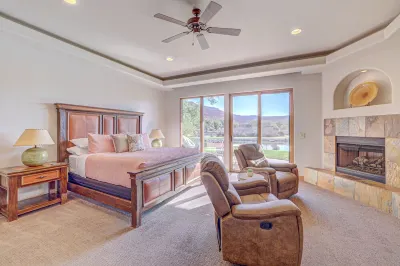 Entrada Waterside Studio Villa w/Kitchenette & Private Garage