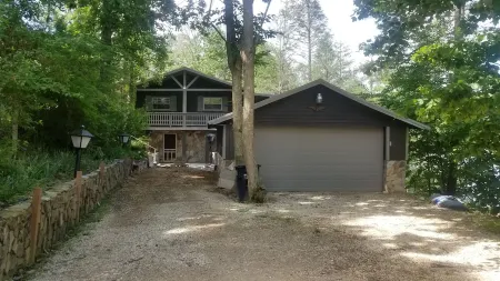 Lake Watauga FAMILY FUN, Sunny Lake Front Home  Private Dock  Water Toys WiFi