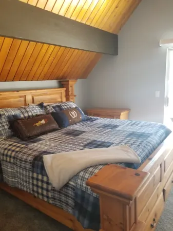 Surrounded by Pines, Family / Pet Friendly minutes from Snow Valley !!!