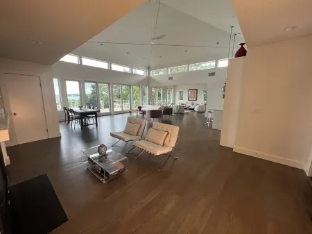 Bayfront 5 bedrooms family home. Panoramic sea view from all rooms