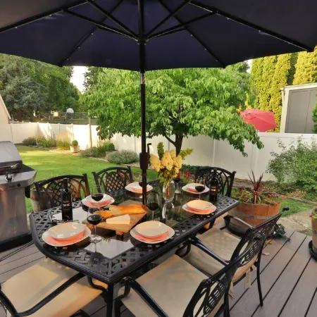 12 Min Walk To Downtown. 5 Min Walk To Whitman. Surrounded By 2 Beautiful Parks.