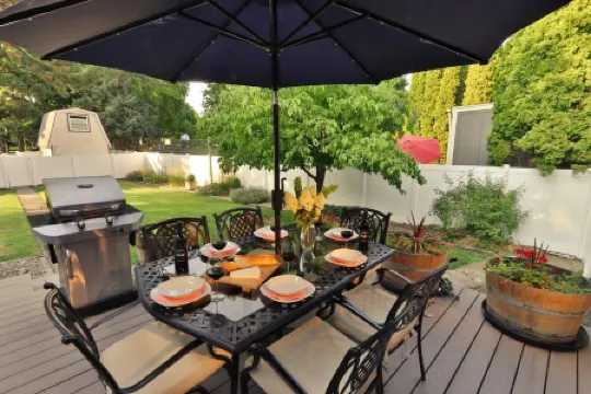 12 Min Walk To Downtown. 5 Min Walk To Whitman. Surrounded By 2 Beautiful Parks.