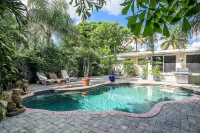Studio apt near Wilton Manors, private fenced yard with pool, puppy friendly. - Private Pools
