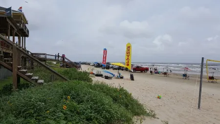 King size bed! 3BR Surfside Beach Bungalow Ocean & BayViews, Steps from Ocean!