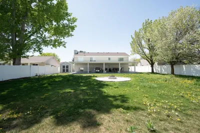 Lux 5bd King w/Theater+Office Hotels near Night Stalkers Haunted Trail
