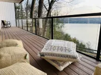 Mid-Century modern Lakeview Stay Hotels in Lansing