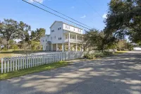 Fabulous Beach Retreat! Walk to the water...